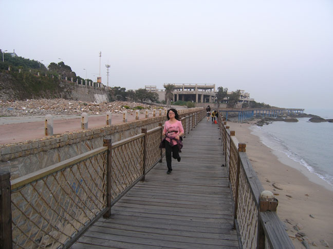 木栈桥上跑步的MM 木栈桥上跑步的MM