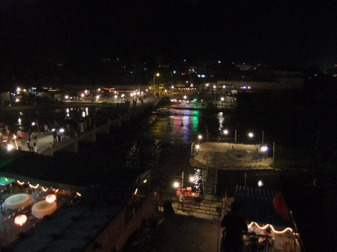 夜晚11点半之前二踢脚和烟花几乎不间断的蹦蹦啪啪 夜晚11点半之前二踢脚和烟花几乎不间断的蹦蹦啪啪