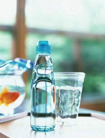 多喝淡盐开水 多喝淡盐开水