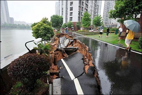 湖北暴雨导致一小区的路面坍塌,掉入南湖 湖北暴雨导致一小区的路面坍塌,掉入南湖