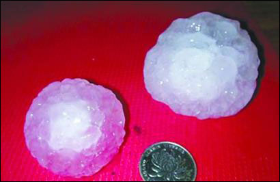 冰雹如乒乓球一样大(记者 纪力元 摄) 冰雹如乒乓球一样大(记者 纪力元 摄)