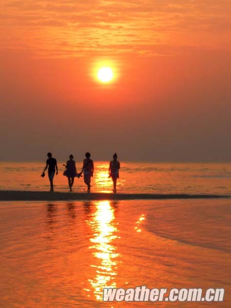 银滩日出 摄影：李诗云