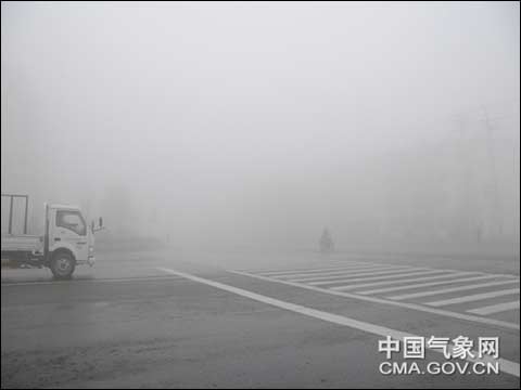 10月21日,黑龙江省齐齐哈尔市出现了浓雾天气,最低能见度不足百米。中国气象报通讯员赵孪天摄影 10月21日,黑龙江省齐齐哈尔市出现了浓雾天气,最低能见度不足百米。中国气象报通讯员赵孪天摄影