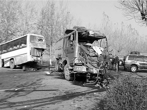 车祸现场异常惨烈。 车祸现场异常惨烈。