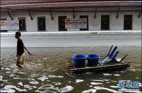 10月30日,在泰国曼谷,当地居民拖着物品涉水而行。泰国内政部防灾减灾厅30日通报,截至29日,持续三个月的洪灾造成泰国全国381人遇难,2人失踪。 新华社/法新 10月30日,在泰国曼谷,当地居民拖着物品涉水而行。泰国内政部防灾减灾厅30日通报,截至29日,持续三个月的洪灾造成泰国全国381人遇难,2人失踪。 新华社/法新