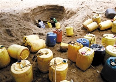 当地人在全面干涸的塔阿河河床上挖出两米深的坑,汲取地下水。 当地人在全面干涸的塔阿河河床上挖出两米深的坑,汲取地下水。