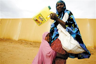 格瑞沙县救助中心,5岁的萨莉搂着奶奶要吃的。 格瑞沙县救助中心,5岁的萨莉搂着奶奶要吃的。