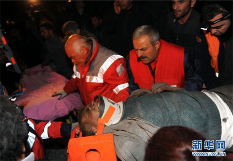 11月9日,在土耳其东部凡省埃德雷米特镇,救援队救出一名伤者 11月9日,在土耳其东部凡省埃德雷米特镇,救援队救出一名伤者