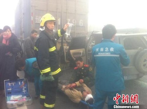 多方人员在现场营救伤员 多方人员在现场营救伤员