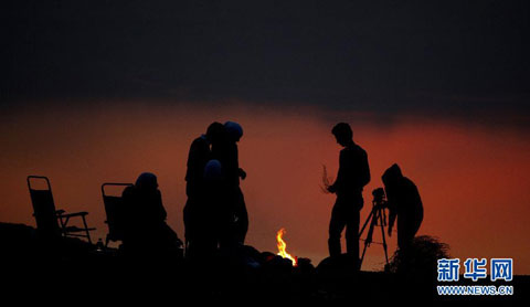 11月10日,在约旦死海,游客在岸边点燃篝火 11月10日,在约旦死海,游客在岸边点燃篝火