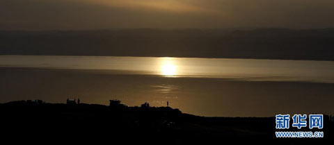 11月10日,在约旦死海,游客在岸边欣赏夕阳美景 11月10日,在约旦死海,游客在岸边欣赏夕阳美景