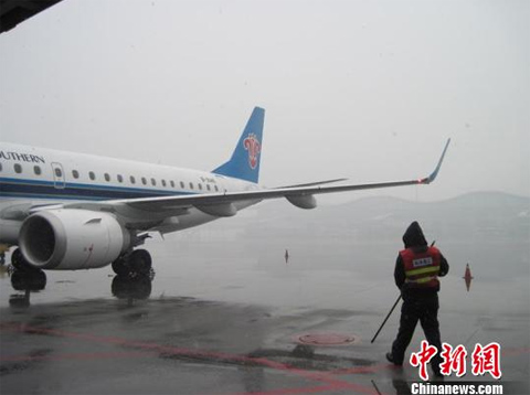 由于下雪能见度降低,达不到飞机起降标准,乌鲁木齐国际机场关闭。 由于下雪能见度降低,达不到飞机起降标准,乌鲁木齐国际机场关闭。