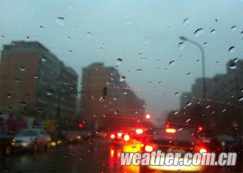 今晨7:09,北京市海淀区,道路湿滑,部分路段已出现拥堵。(小力 摄) 今晨7:09,北京市海淀区,道路湿滑,部分路段已出现拥堵。(小力 摄)