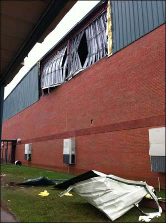 在乔治亚州汉密尔顿市,龙卷风过后,一所高中受损严重。 在乔治亚州汉密尔顿市,龙卷风过后,一所高中受损严重。