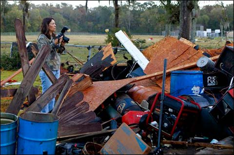 11月16日,在路易斯安那州霍玛市,凯米正在父母家受损的房子前拍照。当地受到疑似龙卷风吹袭,所幸无人受伤。(来源:美国天气网) 11月16日,在路易斯安那州霍玛市,凯米正在父母家受损的房子前拍照。当地受到疑似龙卷风吹袭,所幸无人受伤。(来源:美国天气网)