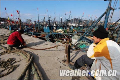 山东青岛积米崖渔港渔船停靠在渔港避风,渔民在整理渔具。(俞方平 摄) 山东青岛积米崖渔港渔船停靠在渔港避风,渔民在整理渔具。(俞方平 摄)