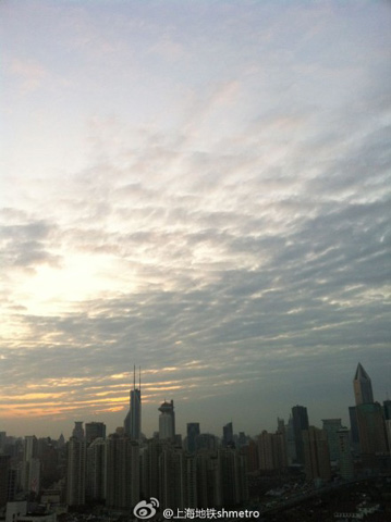 今天上海天气好转,图为今天上海太阳初升的早晨(来源:新浪微博) 今天上海天气好转,图为今天上海太阳初升的早晨(来源:新浪微博)