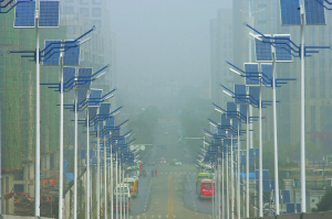 1月31日,大雾下的武汉关山大道公路桥。 1月31日,大雾下的武汉关山大道公路桥。